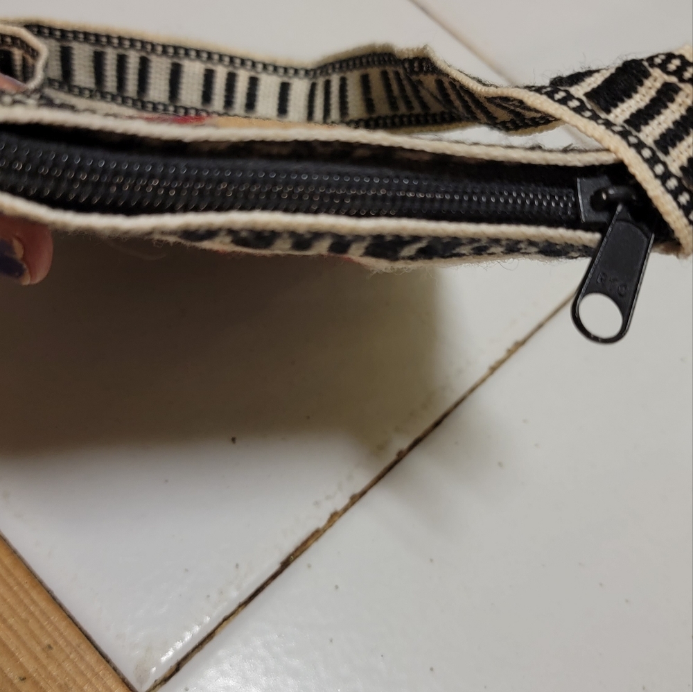 Cute Peruvian handmade purse with keychain - Picture 2 of 6